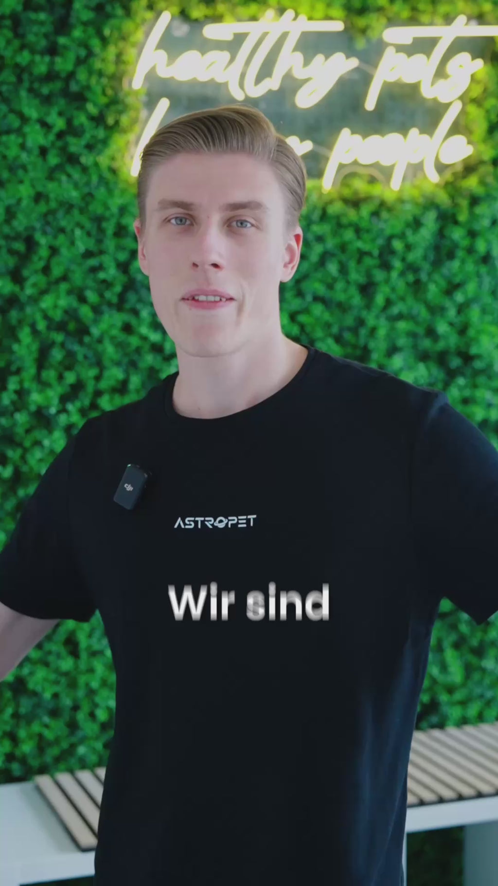 Corben Pape, Geschäftsführer der PetRhein GmbH stellt die Marke AstroPet vor.